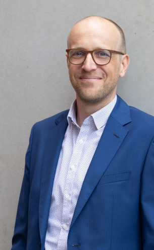 Dr. Julian Bahrs